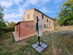L’Agenzia Immobiliare Puzielli propone casale ristrutturato in vendita a Monteleone di Fermo nelle Marche (42)