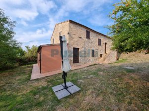 L’Agenzia Immobiliare Puzielli propone casale ristrutturato in vendita a Monteleone di Fermo nelle Marche (43)