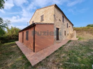L’Agenzia Immobiliare Puzielli propone casale ristrutturato in vendita a Monteleone di Fermo nelle Marche (44)