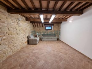 L’Agenzia Immobiliare Puzielli propone casale ristrutturato in vendita a Monteleone di Fermo nelle Marche (5)