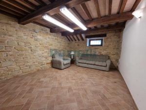 L’Agenzia Immobiliare Puzielli propone casale ristrutturato in vendita a Monteleone di Fermo nelle Marche (6)