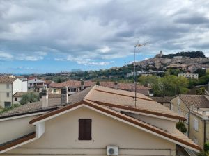 L’Agenzia Immobiliare Puzielli propone mansarda con terrazzo e garage in vendita a Fermo (25)