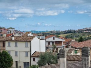 L’Agenzia Immobiliare Puzielli propone mansarda con terrazzo e garage in vendita a Fermo (26)