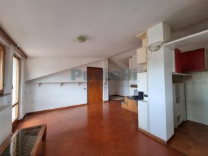 L’Agenzia Immobiliare Puzielli propone mansarda con terrazzo e garage in vendita a Fermo (5)