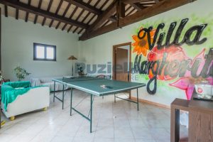 L’Agenzia Immobiliare Puzielli propone prestigioso casale con piscina in vendita a Cingoli (49)