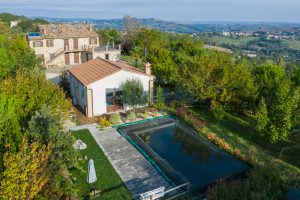 L’Agenzia Immobiliare Puzielli propone prestigioso casale con piscina in vendita a Cingoli (9)