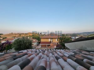 L’Agenzia Immobiliare Puzielli propone villa bifamiliare con giardino e garage a Grottazzolina (17)