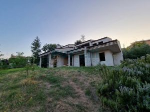 L’Agenzia Immobiliare Puzielli propone villa bifamiliare con giardino e garage a Grottazzolina (2)