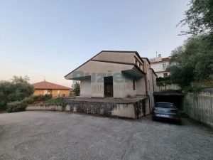 L’Agenzia Immobiliare Puzielli propone villa bifamiliare con giardino e garage a Grottazzolina (24)