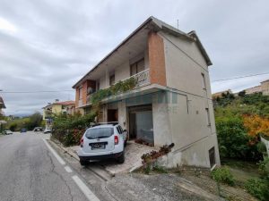 L'agenzia Immobiliare Puzielli propone casa singola con giardino in vendita a Petritol (53)