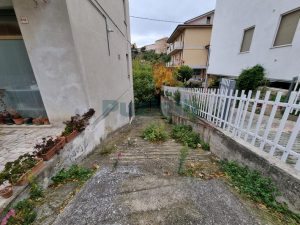 L'agenzia Immobiliare Puzielli propone casa singola con giardino in vendita a Petritol (56)