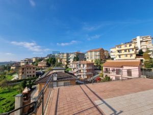 L’Agenzia Immobiliare Puzielli propone appartamento con terrazzo panoramico in vendita a Fermo (58)