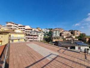 L’Agenzia Immobiliare Puzielli propone appartamento con terrazzo panoramico in vendita a Fermo (60)