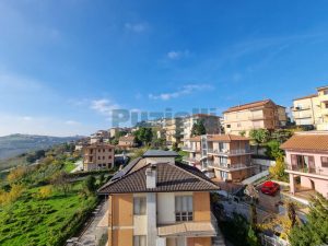 L’Agenzia Immobiliare Puzielli propone appartamento con terrazzo panoramico in vendita a Fermo (61)
