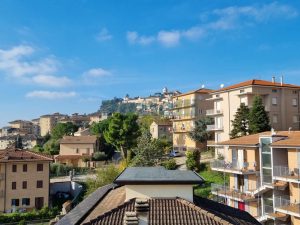 L’Agenzia Immobiliare Puzielli propone appartamento con terrazzo panoramico in vendita a Fermo (62)