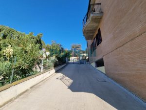 L’Agenzia Immobiliare Puzielli propone bilocale in vendita con balcone e garage (32)