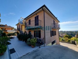 L’Agenzia Immobiliare Puzielli propone bilocale in vendita con balcone e garage (38)