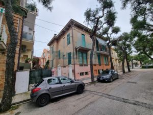 L’Agenzia Immobiliare Puzielli propone villa liberty con giardino a Porto San Giorgio (29)