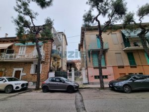 L’Agenzia Immobiliare Puzielli propone villa liberty con giardino a Porto San Giorgio (30)