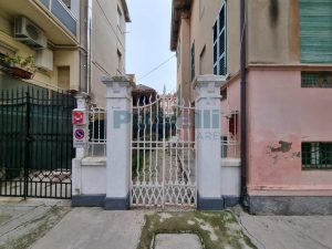 L’Agenzia Immobiliare Puzielli propone villa liberty con giardino a Porto San Giorgio (33)