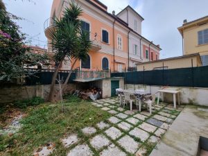 L’Agenzia Immobiliare Puzielli propone villa liberty con giardino a Porto San Giorgio (4)