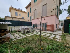 L’Agenzia Immobiliare Puzielli propone villa liberty con giardino a Porto San Giorgio (5)