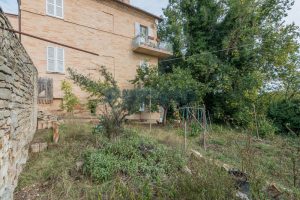 Casa indipendente con giardino a Monsampietro Morico (1)