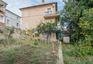 Casa indipendente con giardino a Monsampietro Morico (3)