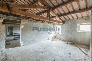 L'Agenzia Immobiliare Puzielli propone immobile da ristrutturare in vendita a San Severino