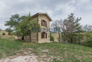 L'agenzia Immobiliare Puzielli propone borgo in vendita a San Severino Marche