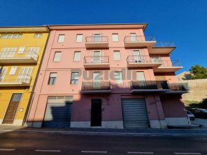L'agenzia Immobiliare Puzielli propone appartamento con garage (46)