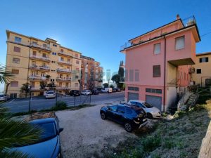 L'agenzia Immobiliare Puzielli propone appartamento con garage (54)