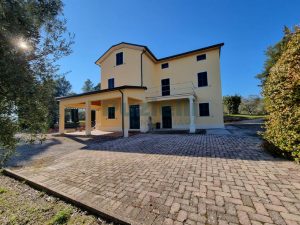 Villa con dependance e uliveto in vendita a Falerone