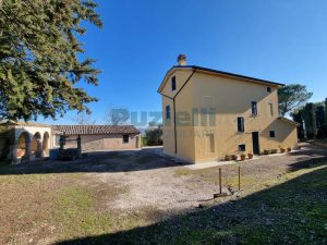 L'agenzia Immobiliare Puzielli propone villa a Faleron (12)