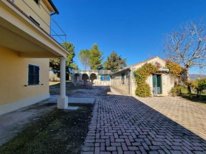 L'agenzia Immobiliare Puzielli propone villa a Faleron (44)