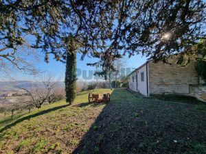 L'agenzia Immobiliare Puzielli propone villa a Faleron (95)