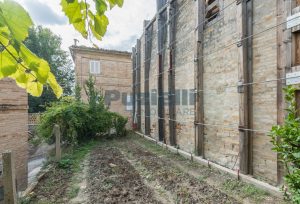 L’Agenzia Immobiliare Puzielli propone casa da ristrutturare con giardino a Monsampietro (6)