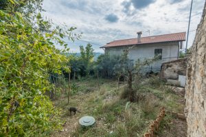 L’Agenzia Immobiliare Puzielli propone casa da ristrutturare con giardino a Monsampietro (7)