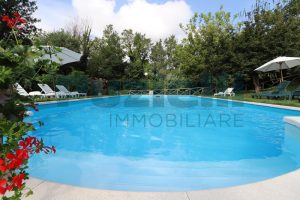 L’Agenzia Immobiliare Puzielli propone casale con piscina in vendita in Amandola nelle Marche (8)