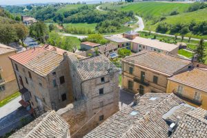L’Agenzia Immobiliare Puzielli propone torre medievale nel centro storico di Monterubbiano