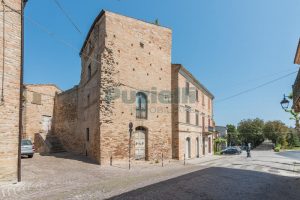L’Agenzia Immobiliare Puzielli propone torre medievale nel centro storico di Monterubbiano
