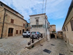 Casa indipendente con terrazzo panoramico in vendita a Ortezzano
