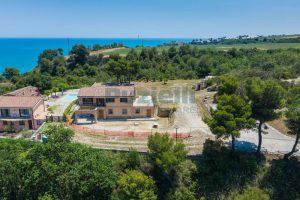 L'Agenzia Immobiliare Puzielli propone villa con stupenda vista mare in vendita nelle Marche (10)