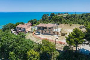 L'Agenzia Immobiliare Puzielli propone villa con stupenda vista mare in vendita nelle Marche (11)