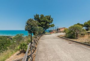 L'Agenzia Immobiliare Puzielli propone villa con stupenda vista mare in vendita nelle Marche (13)