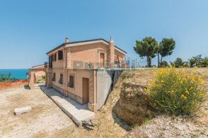L'Agenzia Immobiliare Puzielli propone villa con stupenda vista mare in vendita nelle Marche (16)
