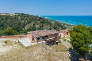 L'Agenzia Immobiliare Puzielli propone villa con stupenda vista mare in vendita nelle Marche (2)
