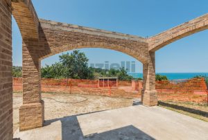 L'Agenzia Immobiliare Puzielli propone villa con stupenda vista mare in vendita nelle Marche (23)