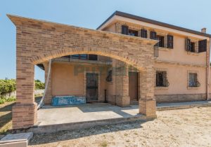 L'Agenzia Immobiliare Puzielli propone villa con stupenda vista mare in vendita nelle Marche (25)