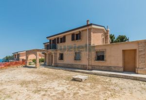 L'Agenzia Immobiliare Puzielli propone villa con stupenda vista mare in vendita nelle Marche (26)